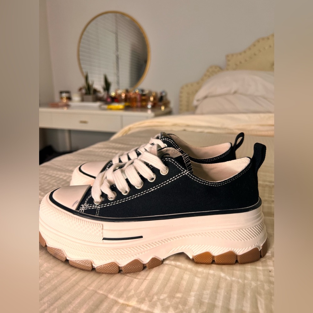 Sneakers, new never worn